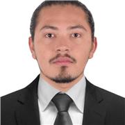 Profesor de filosofía imparte clases de escritura y lógica a personas de todas las edades